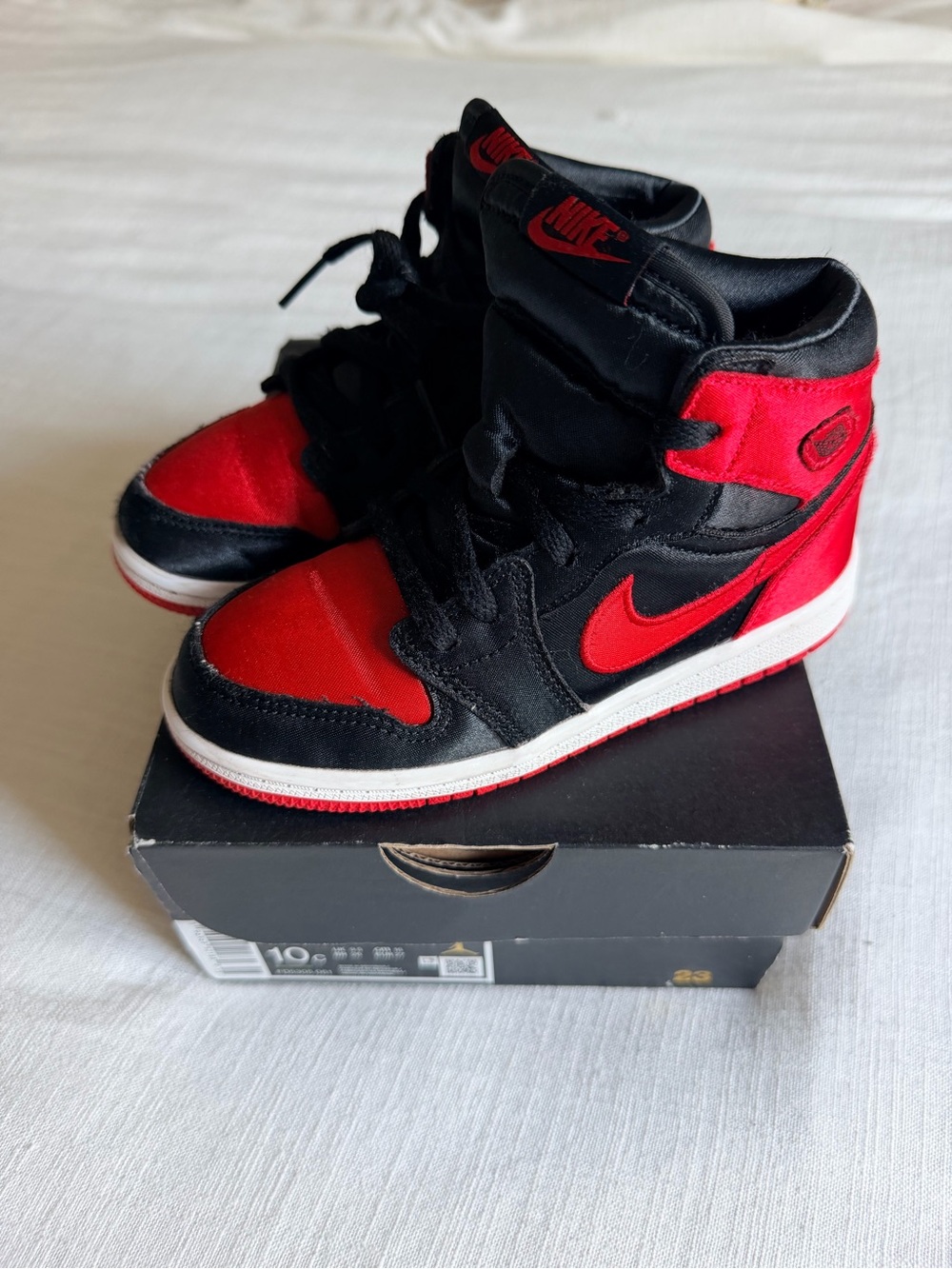 Jordan 1 Retro High OG Satin Bred toddler sneaker black/ university red size 10c